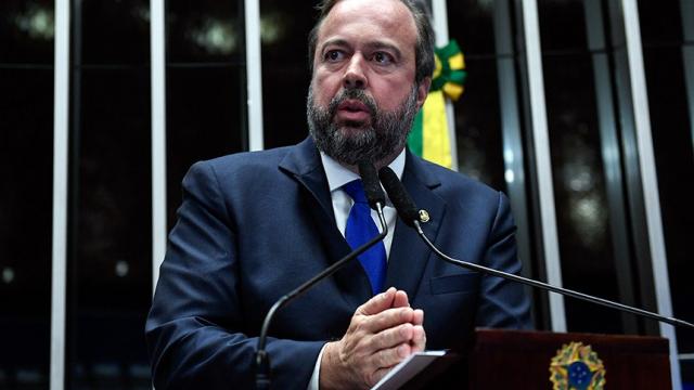 Silveira volta a defender reestatização de refinarias da Petrobras
